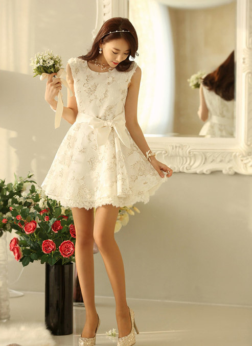 Elegant Women Trendy Lace Sunflower Floral Pattern Scallop Neck Sleeveless White Color Dress